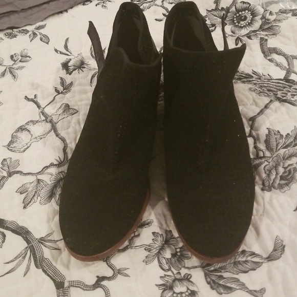 Perforated booties - Picture 1 of 3